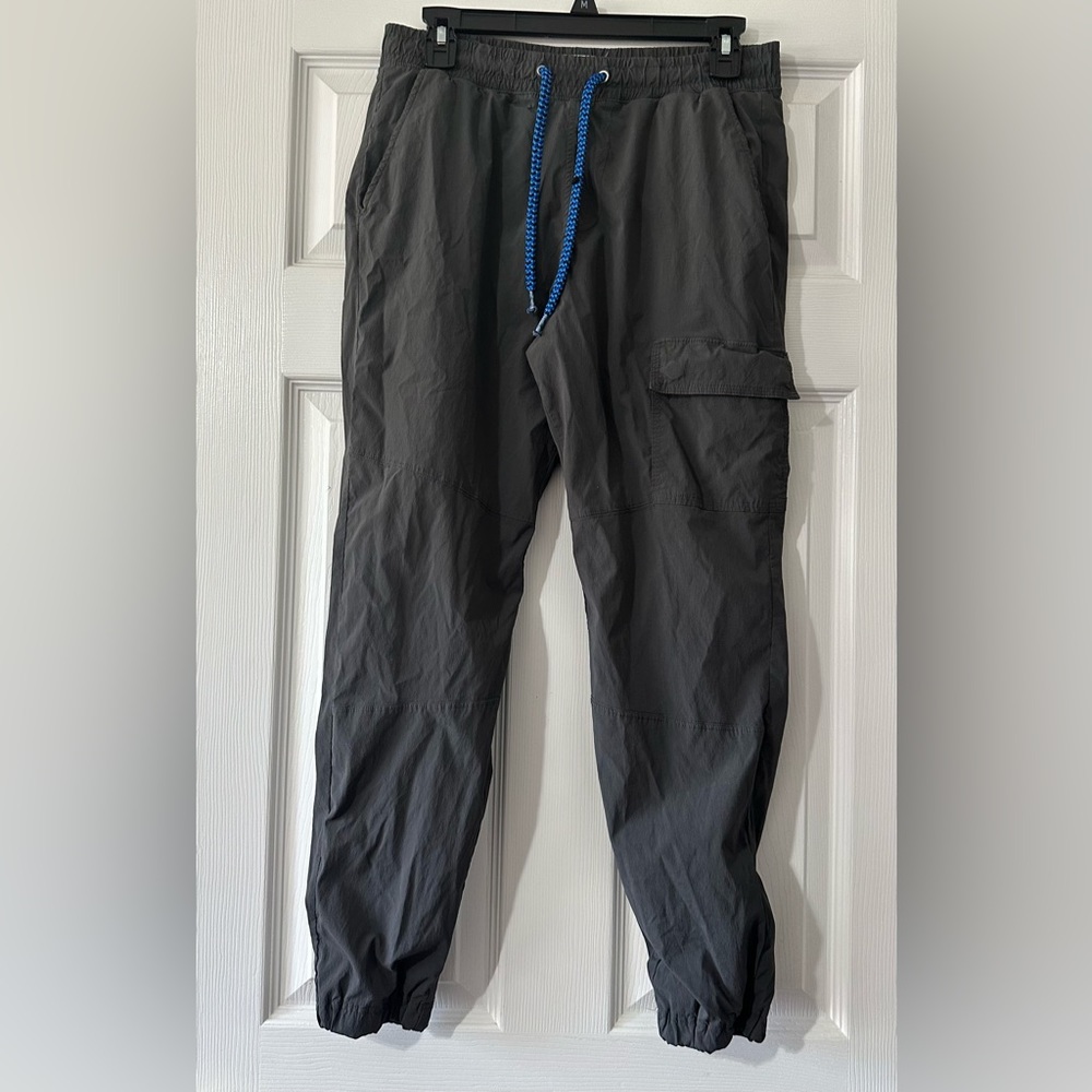 Hollister Cherokee cargo joggers are a boys size Small.